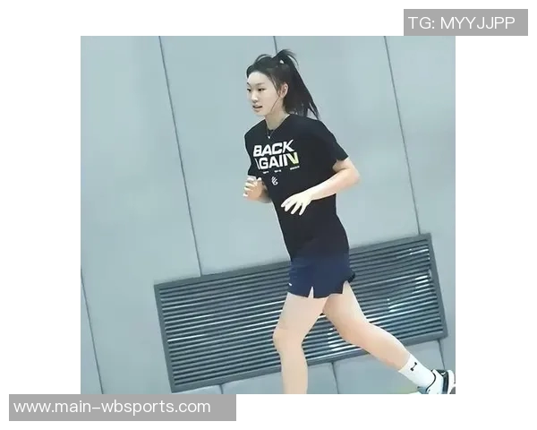 王芙蕖分享NCAA西北大学新赛季定妆照迎接第三年挑战尽享球场乐趣